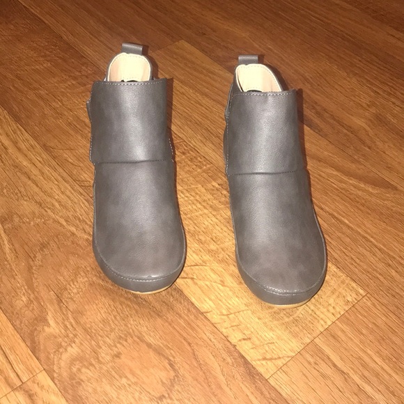 NEW Women’s size 6 stylish gray ankle boot slides - Picture 2 of 5